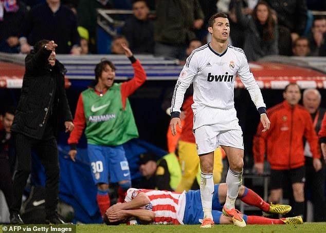 Ronaldo xuất sắc nhưng cũng hay đánh mất chính mình: Đẩy trọng tài, đánh đối thủ... đều đủ cả!-4