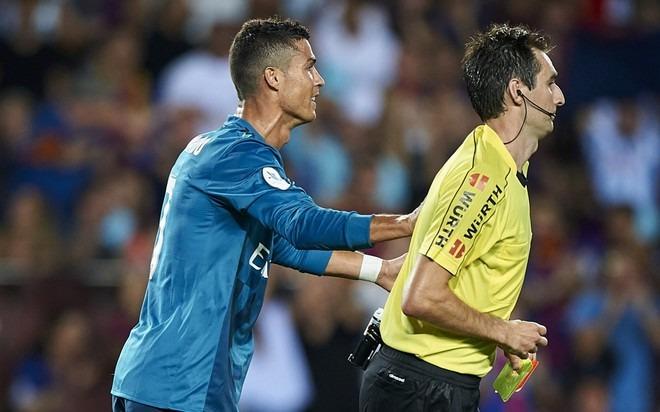 Ronaldo xuất sắc nhưng cũng hay đánh mất chính mình: Đẩy trọng tài, đánh đối thủ... đều đủ cả!-6