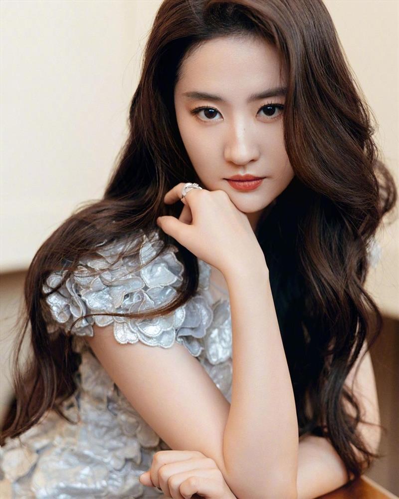 Bạch Lộc bị so sánh với Lưu Diệc Phi: Cùng sửa lại váy tránh hở hang nhưng lạ lắm-4