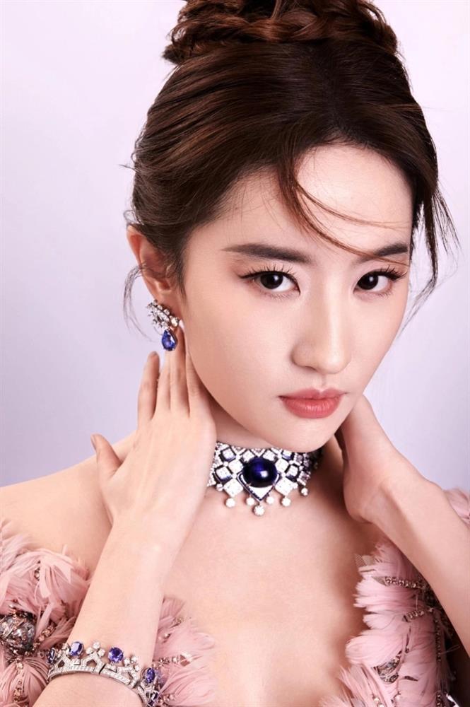 Bạch Lộc bị so sánh với Lưu Diệc Phi: Cùng sửa lại váy tránh hở hang nhưng lạ lắm-5