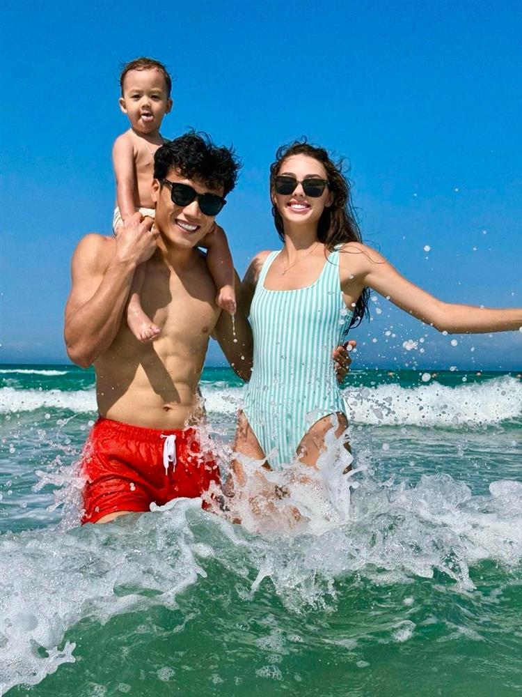 Vợ Tây của thủ môn Bùi Tiến Dũng: Body gái một con nóng bỏng, thần thái chuẩn model-1