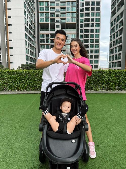 Vợ Tây của thủ môn Bùi Tiến Dũng: Body gái một con nóng bỏng, thần thái chuẩn model-2