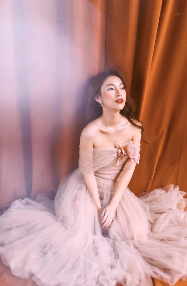 MC Đường Lên Đỉnh Olympia khoe xương quai xanh gợi cảm, khán giả tò mò bí quyết giữ dáng-1