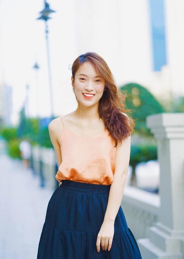 MC Đường Lên Đỉnh Olympia khoe xương quai xanh gợi cảm, khán giả tò mò bí quyết giữ dáng-3