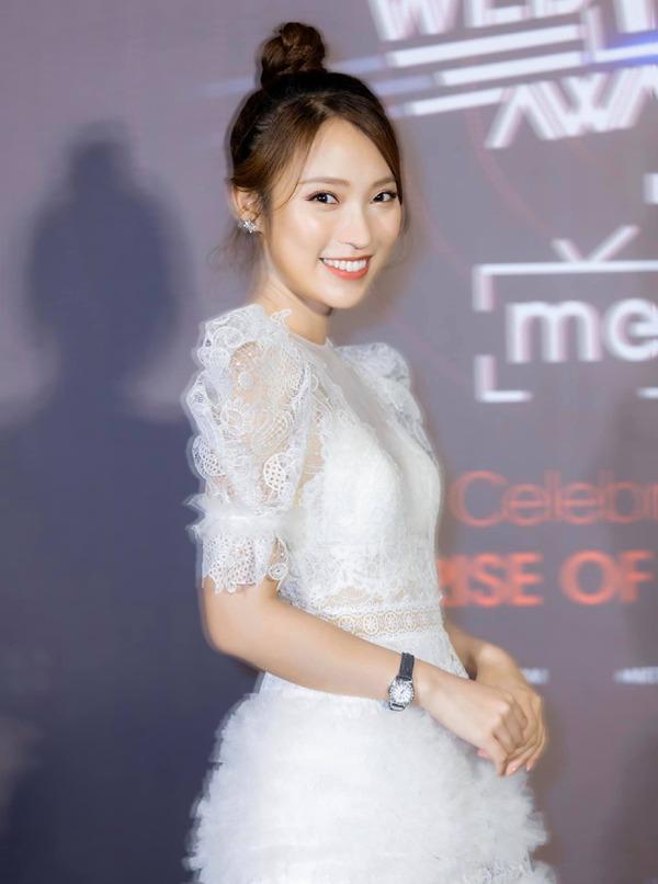 MC Đường Lên Đỉnh Olympia khoe xương quai xanh gợi cảm, khán giả tò mò bí quyết giữ dáng-6