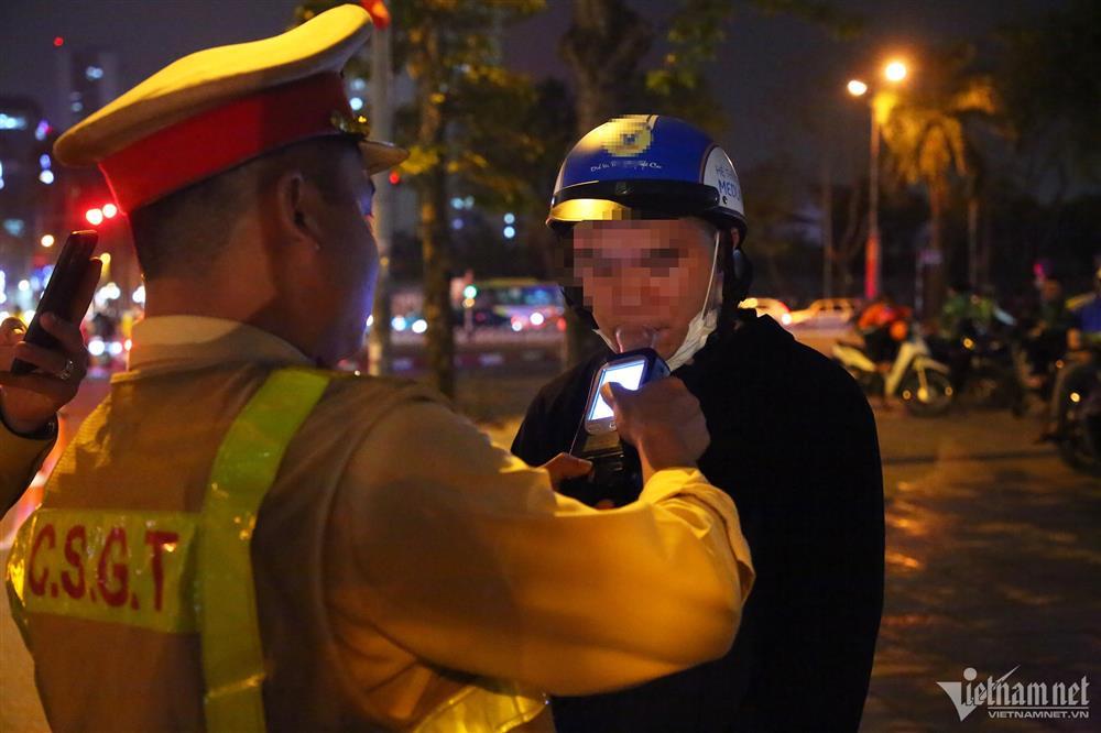 Nể bạn uống nửa lon bia, nam tài xế bị cảnh sát giao thông xử phạt-1