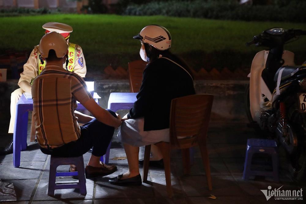 Nể bạn uống nửa lon bia, nam tài xế bị cảnh sát giao thông xử phạt-3