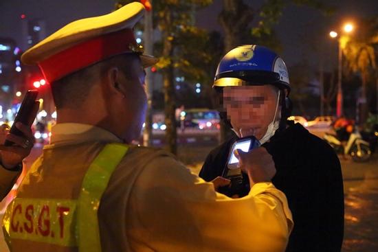 Nể bạn uống nửa lon bia, nam tài xế bị cảnh sát giao thông xử phạt