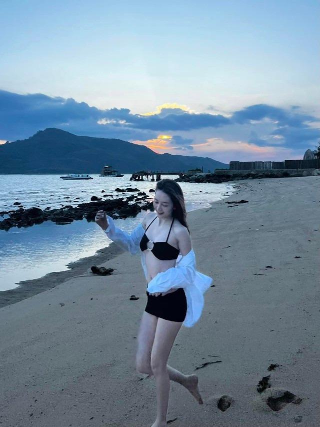 Bikini đón hè của sao Việt: Thiều Bảo Trang khoe vóc dáng nuột nà cùng làn da trắng sứ-11