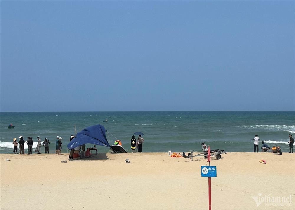 Trăm người tìm kiếm anh em song sinh mất tích khi tắm biển ở Đà Nẵng-1