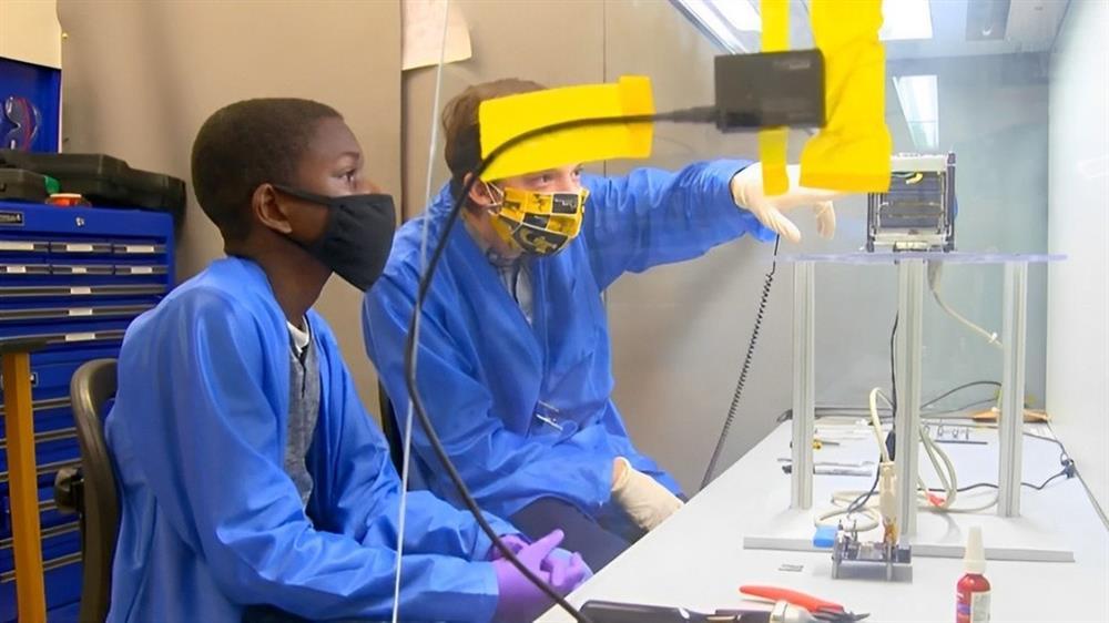 Thần đồng nhí: 9 tháng biết dùng ngôn ngữ ký hiệu, 12 tuổi lên đại học-2