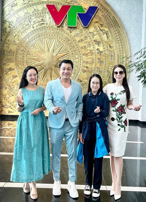 Con gái cựu MC Bản Tin Thời Sự 19h gây ngỡ ngàng về sắc vóc trong lần gặp tài tử Lý Hùng-1