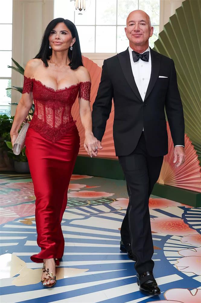 Người tình tỷ phú Jeff Bezos gây sốc khi mặc váy xuyên thấu sexy tới Nhà Trắng-2