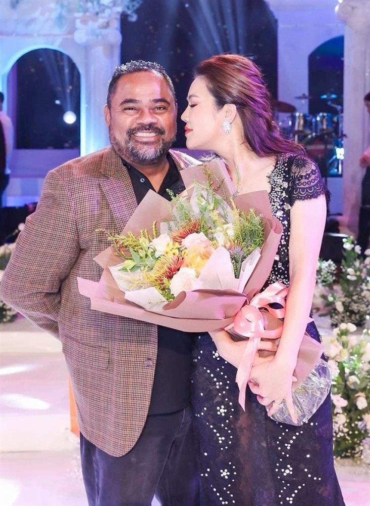 Con chung của Thu Phương và ông bầu Dũng Taylor hiếm hoi lộ diện, ngoại hình khác lạ-7