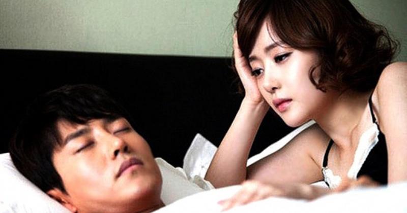 Cưới nhau cả tháng vẫn chưa tân hôn, vợ trẻ quyến rũ chồng rồi ngây người phát hiện bí mật rùng rợn-1