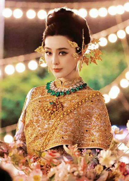 Phạm Băng Băng dự tiệc truyền thống Thái Lan, nhan sắc U45 đẹp như nữ thần bất chấp cam thường-2