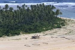 Những mẩu lá dừa giúp 3 người đàn ông thoát chết sau 1 tuần lạc ở đảo hoang