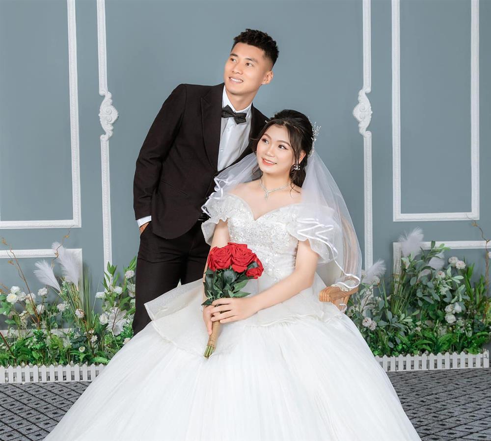 Soi loạt đồ đôi khó học lỏm của cặp vợ chồng cầu thủ tuyển Việt Nam-1