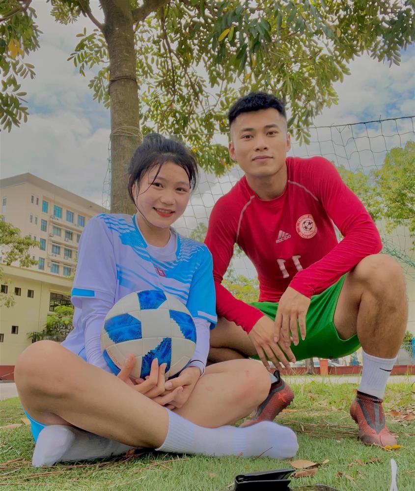 Soi loạt đồ đôi khó học lỏm của cặp vợ chồng cầu thủ tuyển Việt Nam-2
