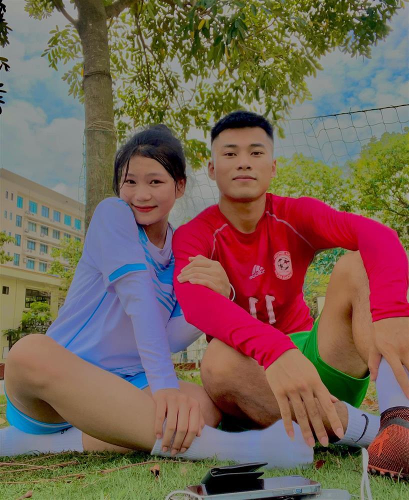 Soi loạt đồ đôi khó học lỏm của cặp vợ chồng cầu thủ tuyển Việt Nam-3