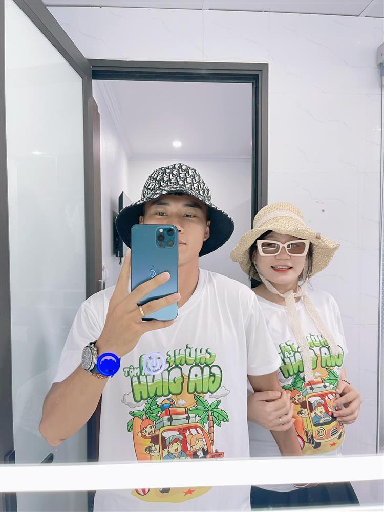 Soi loạt đồ đôi khó học lỏm của cặp vợ chồng cầu thủ tuyển Việt Nam-5