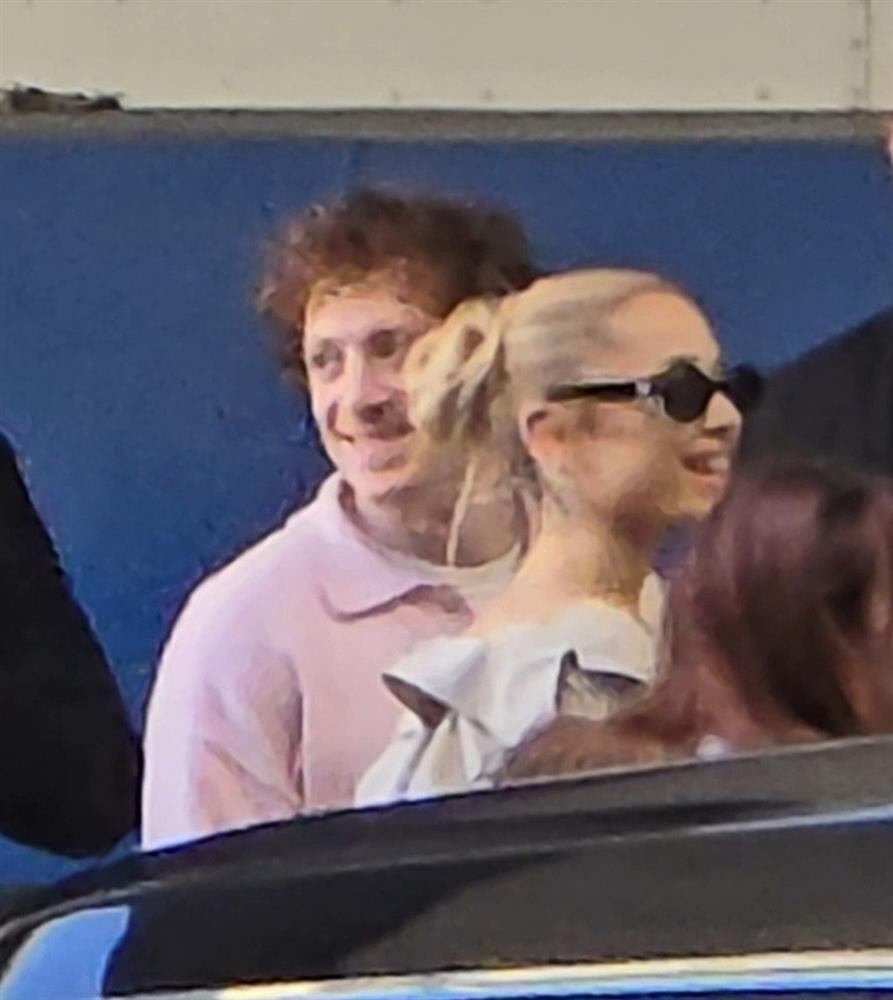 Chi 1 triệu USD để chia tay chồng, Ariana Grande giờ hạnh phúc bên tình mới-2