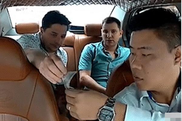 Khách Tây đưa nhầm tờ 500.000 đồng, phản ứng tài xế ở Hà Nội làm dậy sóng-1