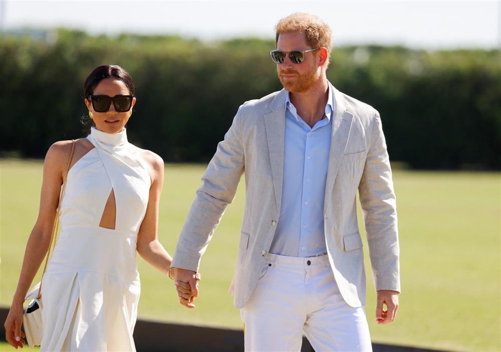 Harry và Meghan hôn nhau trên sân polo-2