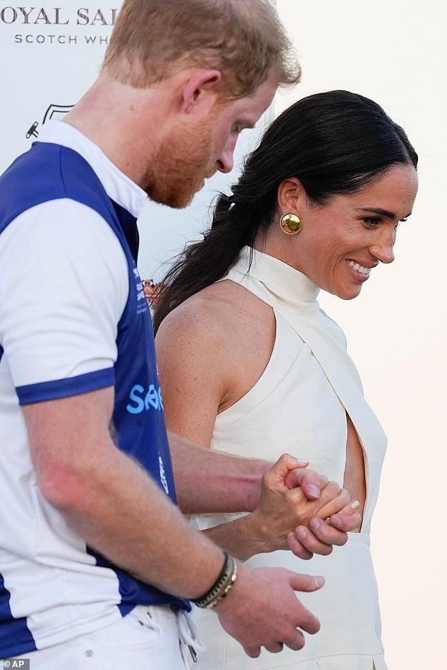 Harry và Meghan hôn nhau trên sân polo-5