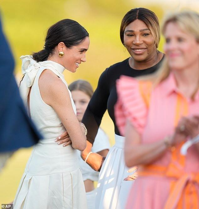 Harry và Meghan hôn nhau trên sân polo-6