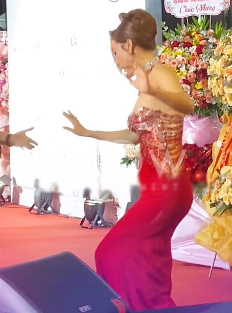 Diện váy quá ôm, mỹ nữ Việt sánh vai cùng Neymar luống cuống, suýt vồ ếch trên thảm đỏ-3