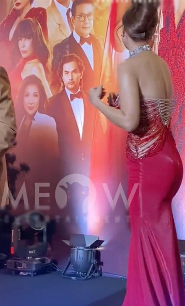 Diện váy quá ôm, mỹ nữ Việt sánh vai cùng Neymar luống cuống, suýt vồ ếch trên thảm đỏ-4