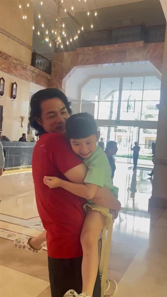 Quách Ngọc Ngoan đoàn tụ con gái sau 1 năm xa cách vì biến cố vỡ nợ-3