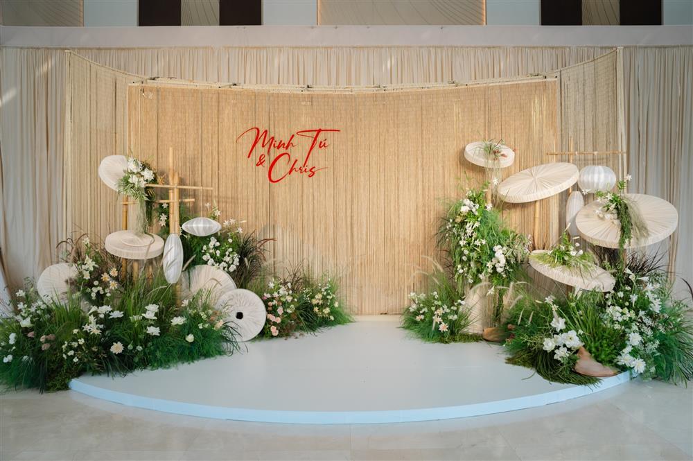 Minh Tú diện lại mẫu áo dài cưới của mẹ gây xúc động-5