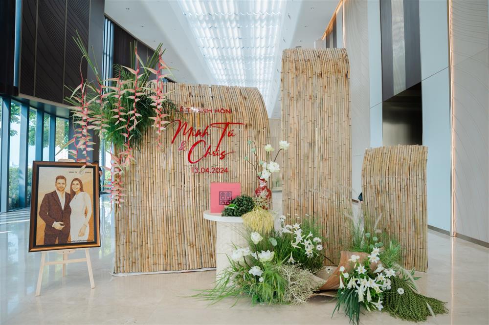 Minh Tú diện lại mẫu áo dài cưới của mẹ gây xúc động-6