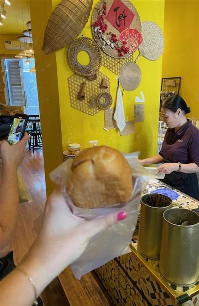 Khách Tây đến chung cư cũ ở TPHCM, đi thang máy phải mất phí 3.000 đồng/lần-3