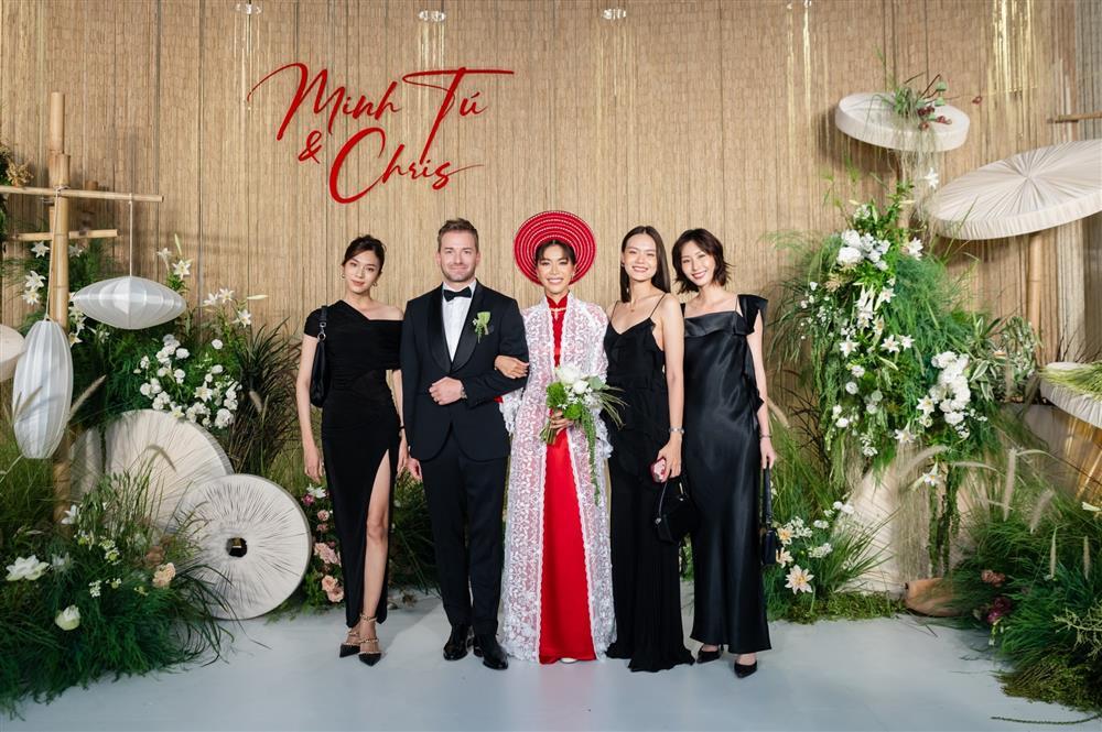 Vợ chồng Trường Giang và nửa showbiz mặc đồ đen đi ăn cưới, tặng vàng cho Minh Tú-8