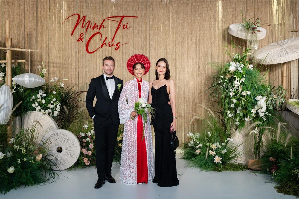 Vợ chồng Trường Giang và nửa showbiz mặc đồ đen đi ăn cưới, tặng vàng cho Minh Tú-10