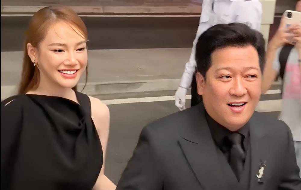 Vợ chồng Trường Giang và nửa showbiz mặc đồ đen đi ăn cưới, tặng vàng cho Minh Tú-16