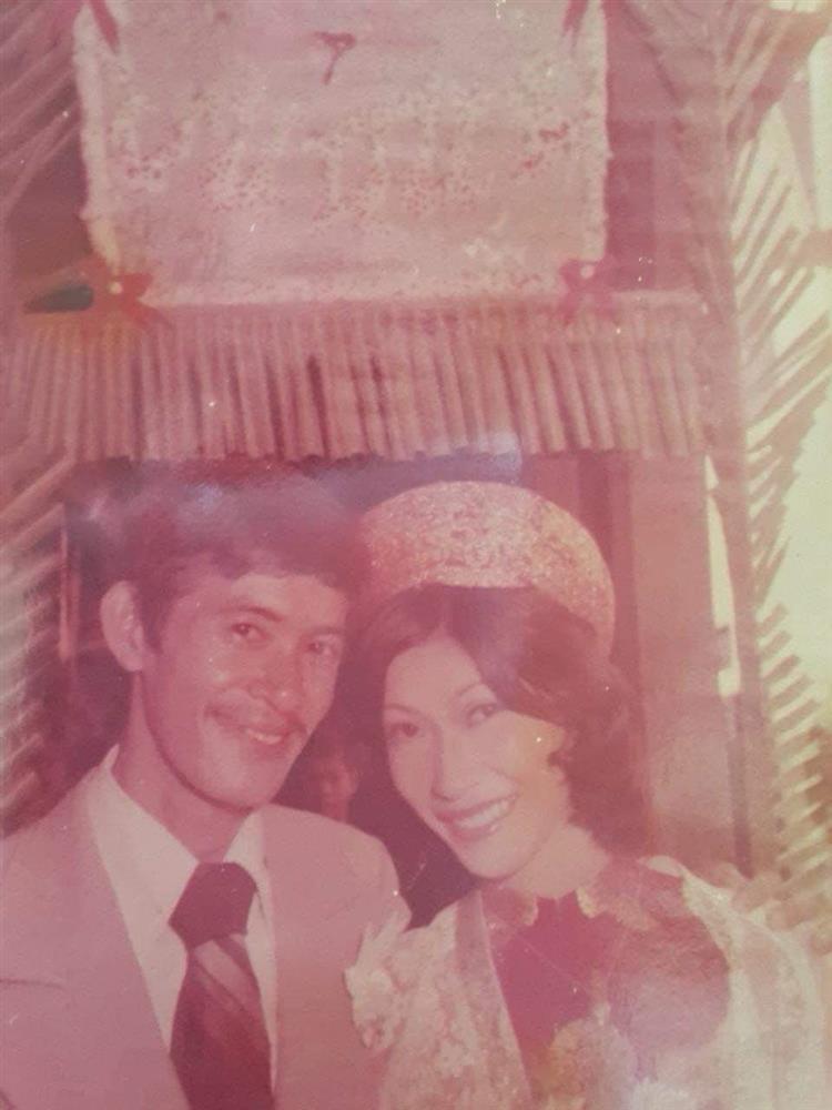 Minh Tú diện lại mẫu áo dài cưới của mẹ gây xúc động-3