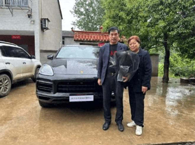 Đời thực của bảo mẫu má Vương đang hot: 2k kiếm trăm triệu từ thời sinh viên, mua hẳn Porsche cho bố!-10