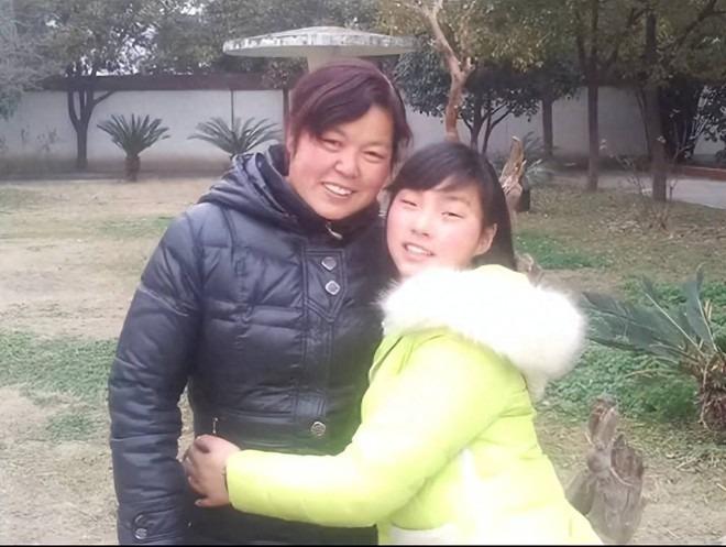 Đời thực của bảo mẫu má Vương đang hot: 2k kiếm trăm triệu từ thời sinh viên, mua hẳn Porsche cho bố!-8