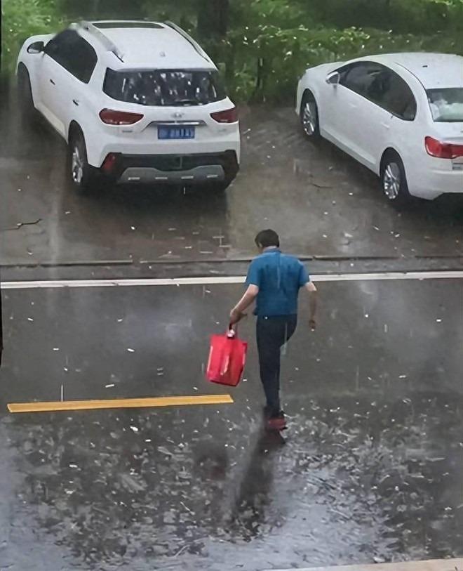 Đời thực của bảo mẫu má Vương đang hot: 2k kiếm trăm triệu từ thời sinh viên, mua hẳn Porsche cho bố!-9