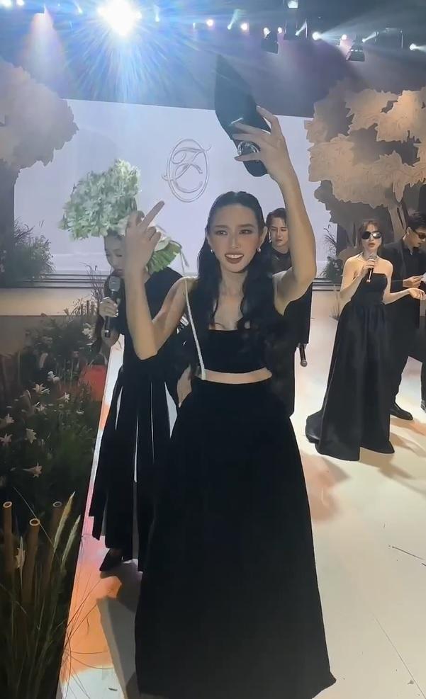 Thùy Tiên bắt được hoa cưới của Minh Tú, vừa nhận vía lấy chồng liền đánh đổi điều này-2