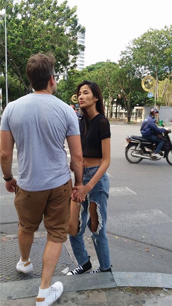 Đường tình duyên của Á hậu Hoàng Thuỳ: Từng chết đi sống lại khi chia tay bạn trai ngoại quốc, vướng nghi vấn hẹn hò với Rocker Nguyễn-2