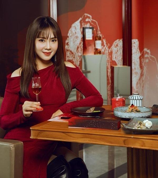 Hôn nhân đời thực viên mãn của 3 mỹ nhân hot nhất vũ trụ VFC: Đều là mẹ 2 con, ông xã tâm lí, chiều chuộng-1