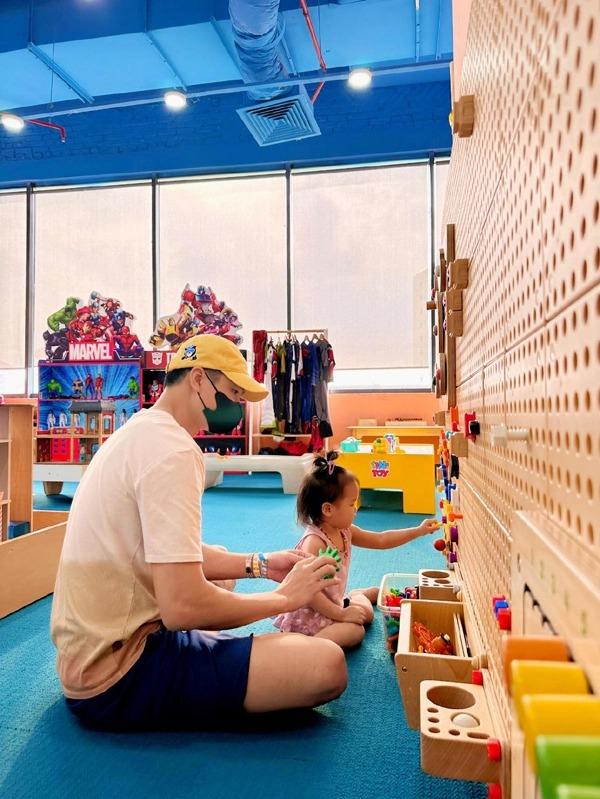 Hôn nhân đời thực viên mãn của 3 mỹ nhân hot nhất vũ trụ VFC: Đều là mẹ 2 con, ông xã tâm lí, chiều chuộng-11