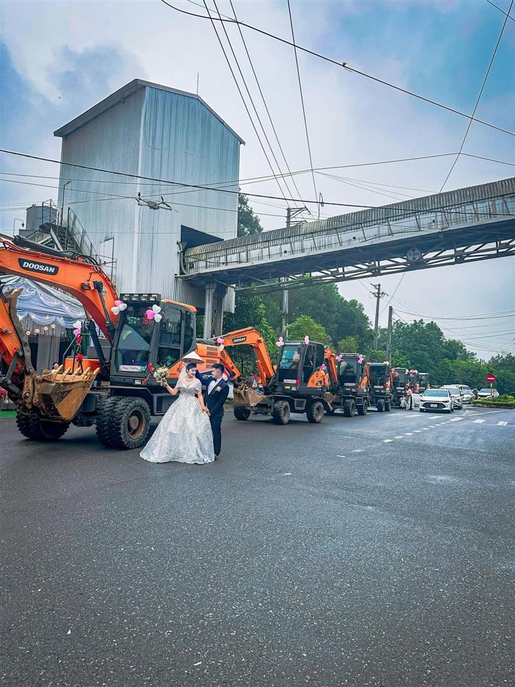 Chú rể dùng máy xúc đón dâu, nhà gái choáng suýt quên tiếp khách-3