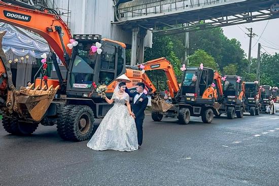 Chú rể dùng máy xúc đón dâu, nhà gái 'choáng' suýt quên tiếp khách