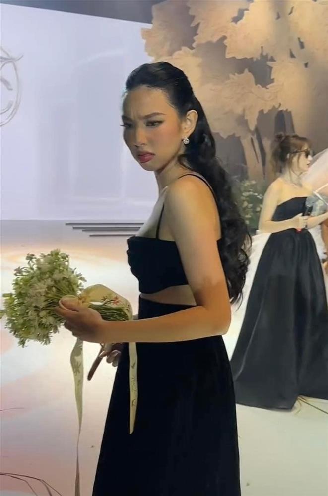 Hòa Minzy hết mình trong đám cưới Minh Tú